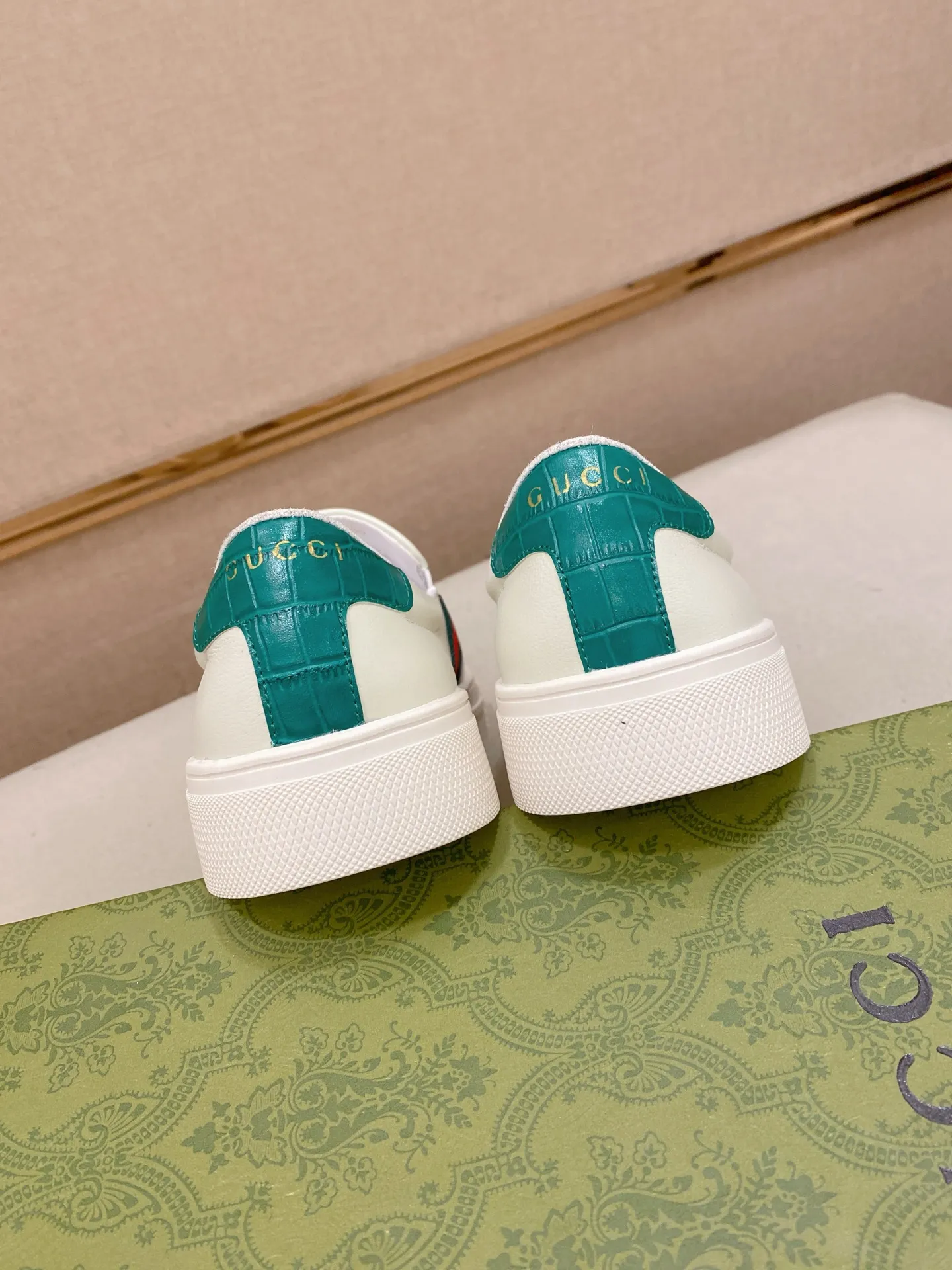 Men's shoes 💰 462💰The new GUCCI (Gucci) counters are launched simultaneously. The new men's shoes, 😘fabrics are selected from imported cowhide, and the lining is sheepskin lining. 👍🏿 High-end ☄️ air-cushion molded anti-slip rubber outsole, exquisite lines, simple and elegant, comfortable and high-end for leisure travel. Code number: 38 to 44 (45 can be customized and cannot be returned or exchanged)